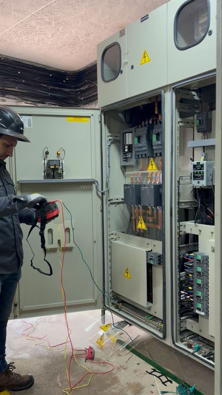Técnico midiendo parámetros eléctricos en tableros de una instalación hospitalaria