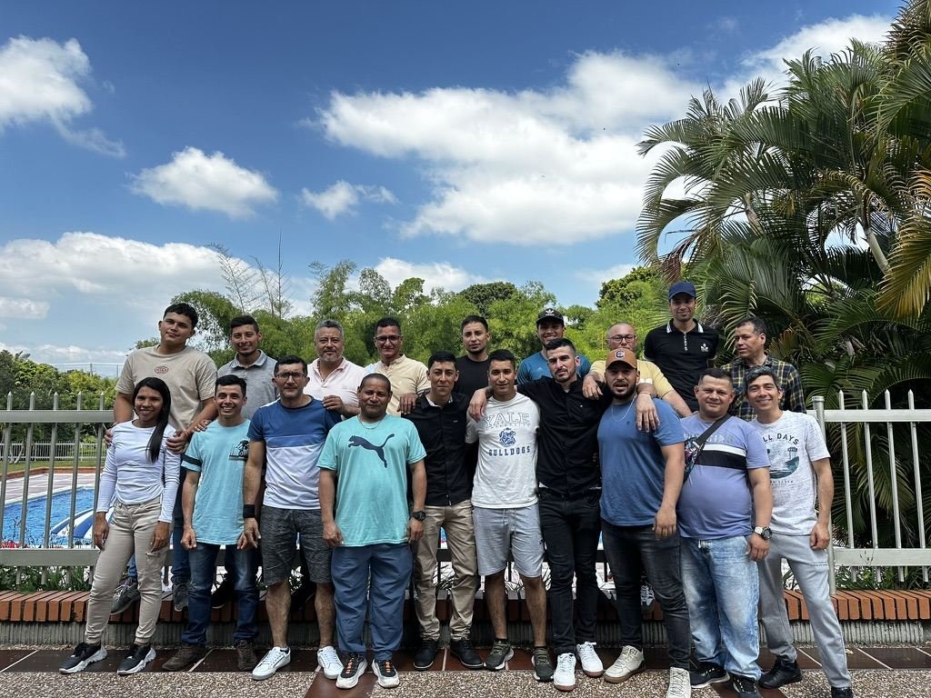 Equipo completo de Instel Company reunido