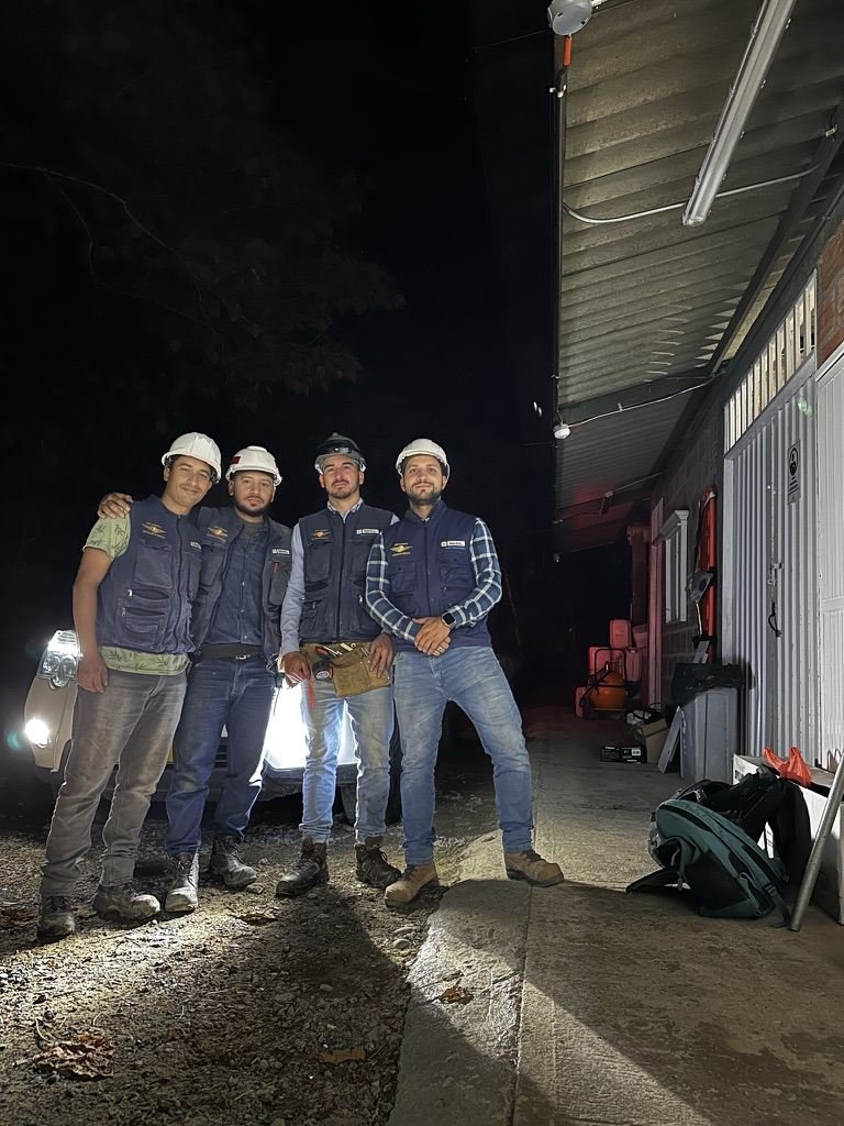 Cuadrilla técnica de Instel Company trabajando en jornada nocturna