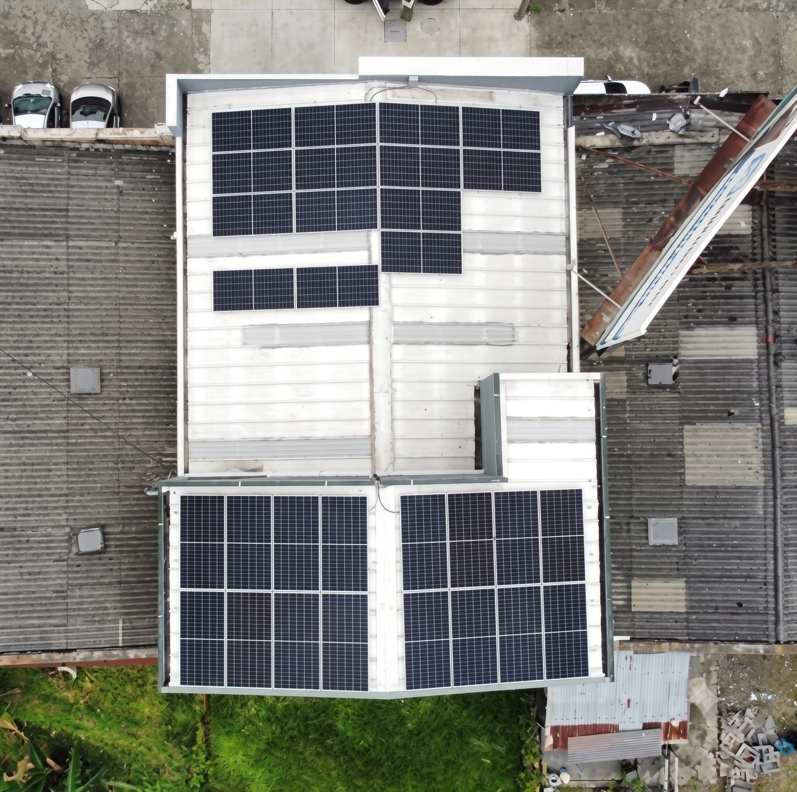 Vista aérea de sistema fotovoltaico instalado sobre cubierta