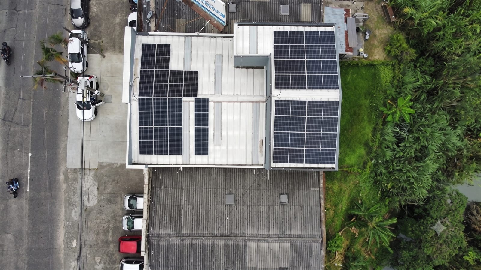 Vista aérea de alta definición del dimensionamiento de paneles solares sobre cubierta