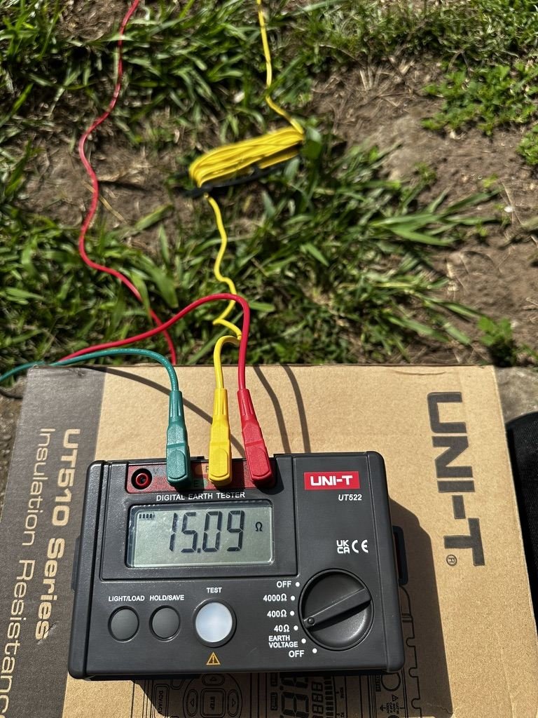 Telurómetro digital midiendo resistencia de puesta a tierra en campo