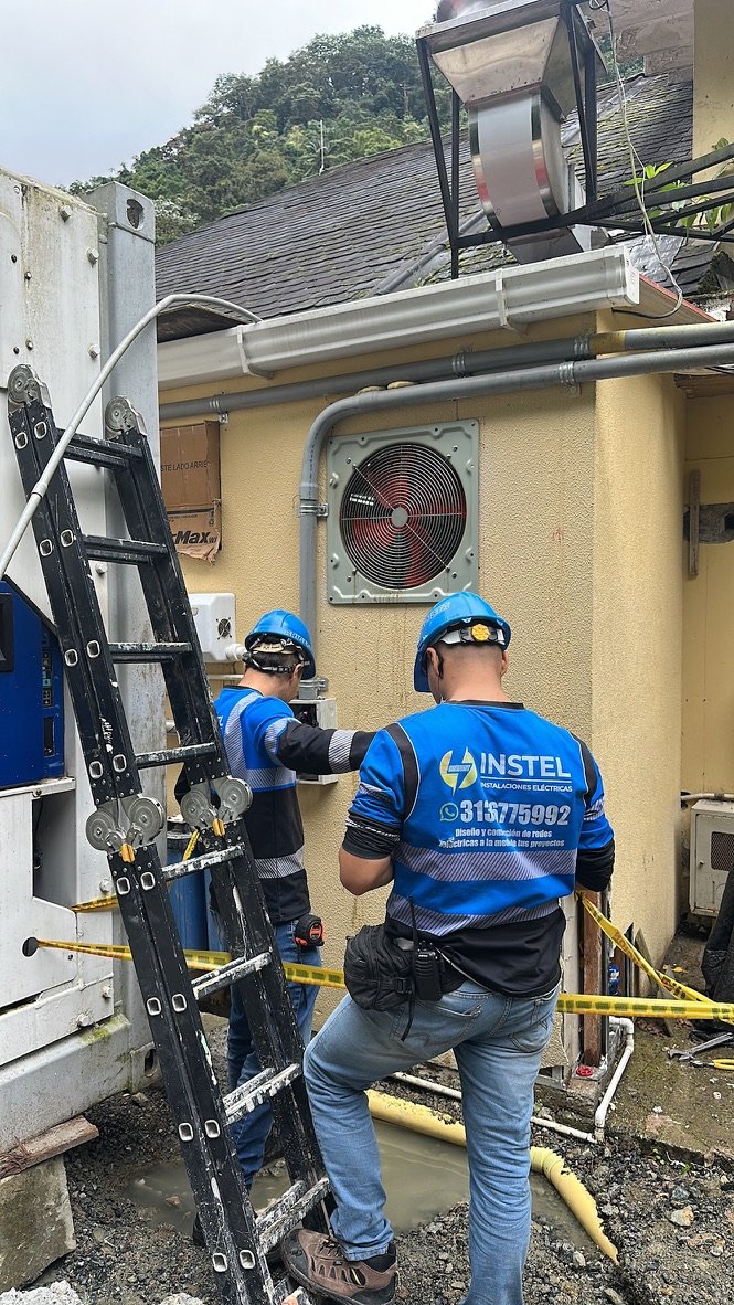 Técnicos de Instel Company ejecutando el montaje y puesta en marcha del sistema