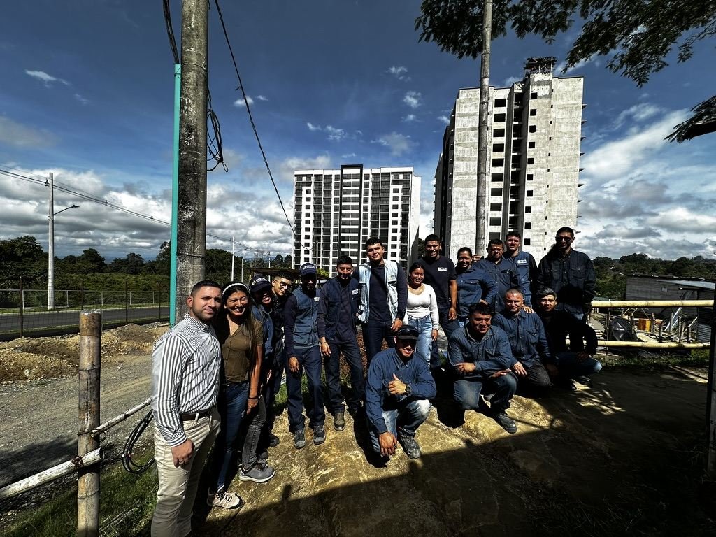 Equipo de Instel Company en obra frente a torres residenciales en construcción